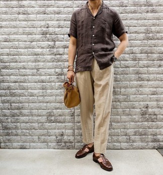 С чем носить светло-коричневую сумку из плотной ткани в 30 лет мужчине лето: Темно-коричневая рубашка с коротким рукавом и светло-коричневая сумка из плотной ткани помогут создать легкий и удобный ансамбль для выходного в парке или вечера в шумном заведении с друзьями. Не прочь поэкспериментировать? Заверши образ темно-коричневыми кожаными сандалиями. Такой образ определенно тебе полюбится для жарких летних дней.