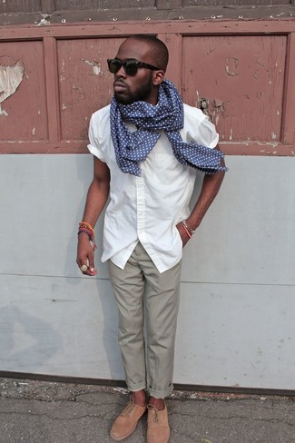 Модный лук: белая рубашка с коротким рукавом, серые брюки чинос, светло-коричневые замшевые туфли дерби, темно-синий шарф в горошек