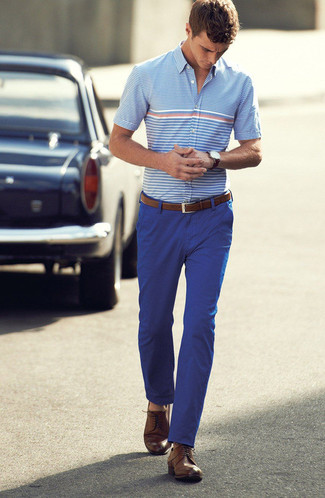 Модный лук: голубая рубашка с коротким рукавом в горизонтальную полоску, синие брюки чинос, коричневые кожаные туфли дерби, коричневый кожаный ремень