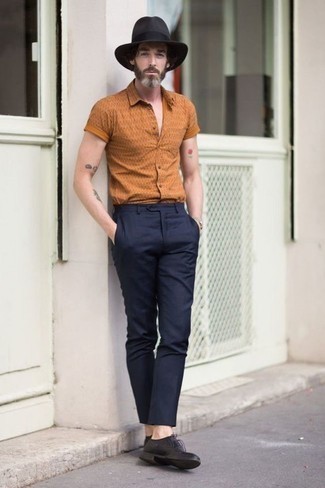 Как носить оранжевую рубашку с коротким рукавом с синими брюками чинос за 40 лет: Оранжевая рубашка с коротким рукавом в сочетании с синими брюками чинос — хороший вариант для воплощения мужского ансамбля в стиле элегантной повседневности. Завершив ансамбль черными кожаными туфлями дерби, ты привнесешь в него классическую нотку.