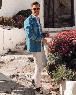 Какие кроссовки носить с синей джинсовой рубашкой в 30 лет мужчине в теплую погоду в стиле кэжуал: Образ из синей джинсовой рубашки и бежевых брюк чинос поможет воплотить в твоем ансамбле городской стиль современного мужчины. Чтобы образ не получился слишком претенциозным, можно дополнить его кроссовками.