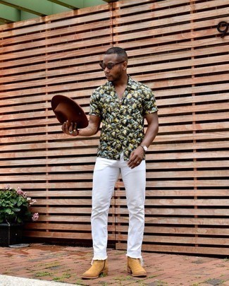Модный лук: разноцветная рубашка с коротким рукавом с принтом, белые джинсы, табачные замшевые ботинки челси, коричневая шерстяная шляпа