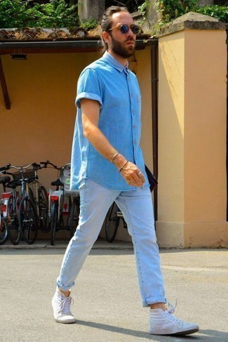 Модный лук: голубая рубашка с коротким рукавом из шамбре, голубые джинсы, белые высокие кеды из плотной ткани, темно-синие солнцезащитные очки