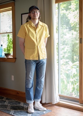 С чем носить желтую рубашку с коротким рукавом мужчине: Желтая рубашка с коротким рукавом и синие джинсы в стиле пэчворк — необходимые вещи в арсенале мужчин с чувством стиля. Ты можешь легко адаптировать такой лук к повседневным реалиям, надев белыми высокими кедами из плотной ткани.