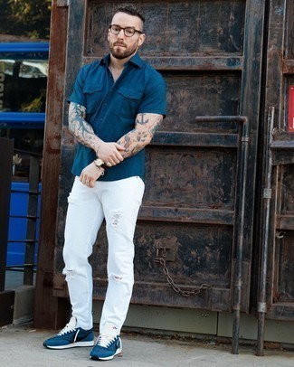 С чем носить темно-синюю рубашку с коротким рукавом мужчине в спортивном стиле: Если ты делаешь ставку на комфорт и практичность, темно-синяя рубашка с коротким рукавом и белые рваные джинсы — хороший выбор для модного мужского лука на каждый день. Любишь дерзкие сочетания? Можешь дополнить свой лук темно-сине-белыми кроссовками.