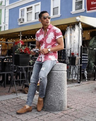 С чем носить темно-серые рваные джинсы мужчине в стиле кэжуал: Ярко-розовая рубашка с коротким рукавом с принтом и темно-серые рваные джинсы позволят создать простой и комфортный образ для выходного в парке или вечера в шумном заведении с друзьями. Если тебе нравится смешивать в своих образах разные стили, из обуви можешь надеть коричневые замшевые лоферы.
