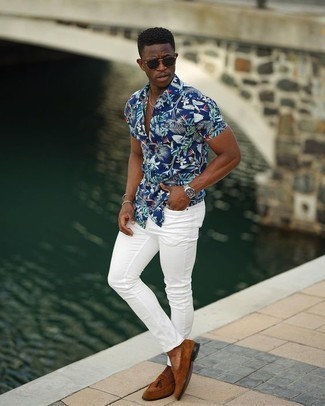 Модный лук: темно-синяя рубашка с коротким рукавом с цветочным принтом, белые джинсы, коричневые замшевые лоферы с кисточками, темно-коричневые солнцезащитные очки