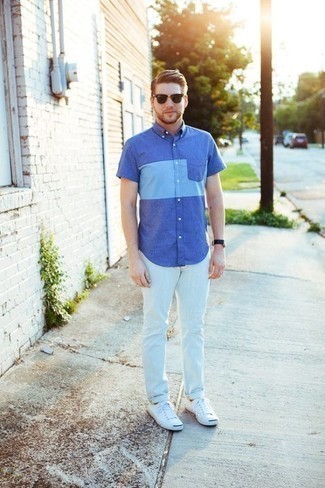 Модный лук: синяя рубашка с коротким рукавом, белые джинсы, белые низкие кеды из плотной ткани, темно-коричневые солнцезащитные очки