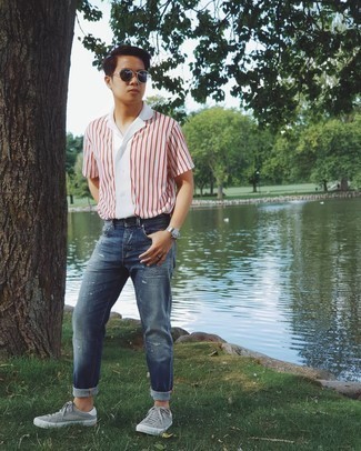 Какие джинсы носить с серебряными низкими кедами в 20 лет мужчине лето: Бело-красная рубашка с коротким рукавом в вертикальную полоску и джинсы — выбор джентльменов, которые всегда в движении. Весьма гармонично здесь будут выглядеть серебряные низкие кеды. Пережить изнурительный летний зной будет несомненно легче, когда ты одет вот так.