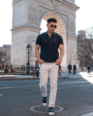 С чем носить светло-коричневые джинсы мужчине: Комбо из темно-синей рубашки с коротким рукавом и светло-коричневых джинсов поможет подчеркнуть твой индивидуальный стиль. Очень кстати здесь будут выглядеть темно-сине-белые низкие кеды из плотной ткани.
