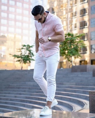 С чем носить темно-коричневые солнцезащитные очки мужчине лето в стиле кэжуал: Розовая рубашка с коротким рукавом в сочетании с белыми джинсами позволит подчеркнуть твой индивидуальный стиль и выделиться из толпы. Если говорить об обуви, белые кожаные низкие кеды станут превосходным выбором.