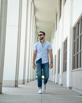 С чем носить синие рваные джинсы в 30 лет мужчине в спортивном стиле: Голубая рубашка с коротким рукавом и синие рваные джинсы — замечательная формула для воплощения стильного и незамысловатого лука. Хочешь привнести в этот лук нотку строгости? Тогда в качестве дополнения к этому ансамблю, стоит обратить внимание на бело-темно-синие низкие кеды из плотной ткани.