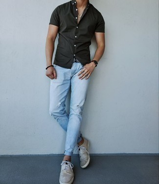 С чем носить голубые рваные джинсы мужчине лето в спортивном стиле: Если у тебя запланирован суматошный день, сочетание темно-зеленой рубашки с коротким рукавом и голубых рваных джинсов поможет создать удобный образ в повседневном стиле. Думаешь добавить сюда немного строгости? Тогда в качестве дополнения к этому ансамблю, выбери серые низкие кеды из плотной ткани. Пережить невозможный летний зной будет гораздо проще, когда ты одет вот так.