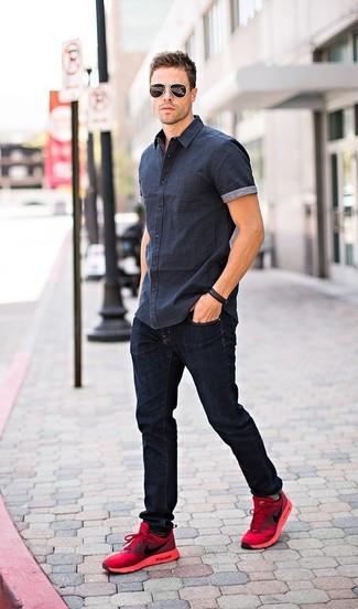 Какие джинсы носить с красно-черными кроссовками мужчине: Если ты делаешь ставку на комфорт и функциональность, темно-серая рубашка с коротким рукавом и джинсы — великолепный вариант для стильного мужского ансамбля на каждый день. Нравится рисковать? Заверши лук красно-черными кроссовками.