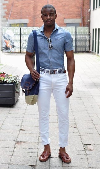 С чем носить белые брюки в 20 лет мужчине в стиле смарт-кэжуал: Если в одежде ты ценишь удобство и функциональность, голубая рубашка с коротким рукавом из шамбре и белые брюки — классный вариант для расслабленного мужского ансамбля на каждый день. Думаешь сделать лук немного элегантнее? Тогда в качестве дополнения к этому луку, стоит обратить внимание на коричневые кожаные лоферы с кисточками.