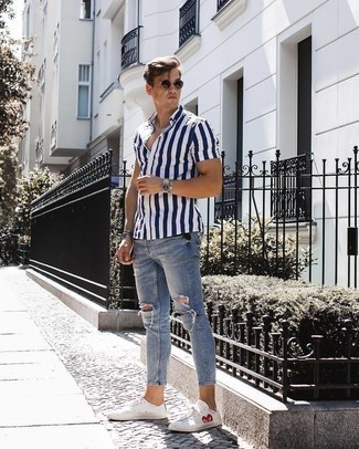С чем носить голубые рваные зауженные джинсы в 20 лет мужчине в спортивном стиле: Если в одежде ты делаешь ставку на комфорт и практичность, темно-сине-белая рубашка с коротким рукавом в вертикальную полоску и голубые рваные зауженные джинсы — превосходный выбор для расслабленного повседневного мужского образа. И почему бы не добавить в повседневный образ чуточку нарядности с помощью белых низких кед с принтом?
