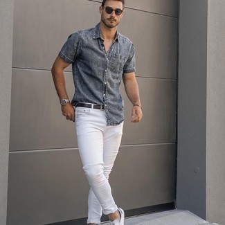 С чем носить темно-серую джинсовую рубашку с коротким рукавом в 30 лет мужчине лето в стиле кэжуал: Если ты делаешь ставку на комфорт и функциональность, темно-серая джинсовая рубашка с коротким рукавом и белые зауженные джинсы — замечательный вариант для привлекательного повседневного мужского лука. Вместе с этим образом великолепно смотрятся бело-темно-синие низкие кеды из плотной ткани. Само собой разумеется, подобный образ станет замечательным выбором для солнечной погоды.