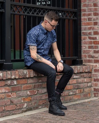 С чем носить черные кожаные повседневные ботинки в 20 лет мужчине весна в стиле кэжуал: Если у тебя запланирован сумасшедший день, сочетание темно-синей рубашки с коротким рукавом с цветочным принтом и черных зауженных джинсов позволит создать функциональный образ в расслабленном стиле. Весьма выигрышно здесь смотрятся черные кожаные повседневные ботинки. Когда зимний сезон отступает и сменяется в весеннее время года, все мужчины хотят выглядеть стильно, излучать природную силу и уверенность в себе и заряжать позитивом. Подобный ансамбль обязательно поможет достичь желаемой цели.
