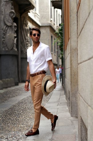 Модный лук: белая рубашка с коротким рукавом, светло-коричневые классические брюки, темно-коричневые кожаные лоферы, бежевая соломенная шляпа