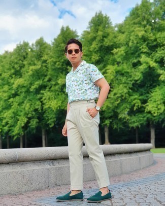 Какие рубашки с коротким рукавом носить с бежевыми классическими брюками мужчине лето: Рубашка с коротким рукавом и бежевые классические брюки будут прекрасно смотреться в модном гардеробе самых избирательных молодых людей. Любишь эксперименты? Дополни лук темно-зелеными замшевыми лоферами. Такое сочетание уж точно поможет перенести мучительный летний зной.
