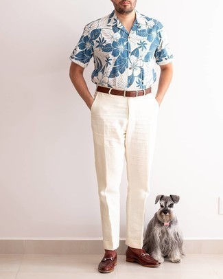 Какие лоферы носить с белыми классическими брюками в 30 лет мужчине лето в стиле смарт-кэжуал: Комбо из бело-синей рубашки с коротким рукавом с цветочным принтом и белых классических брюк чудесно подойдет для рабочего дня в офисе. Преобразить лук и добавить в него чуточку классики помогут лоферы. Как по нам, так это довольно-таки удобное и простое сочетание для лета.