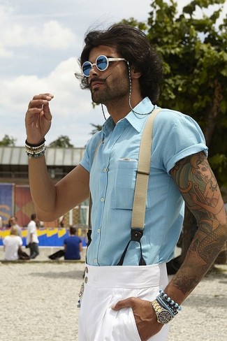 Модный лук: голубая рубашка с коротким рукавом, белые классические брюки, синие солнцезащитные очки, бежевые подтяжки