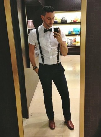 Модный лук: белая рубашка с коротким рукавом, черные классические брюки, коричневые кожаные туфли дерби, черный галстук-бабочка