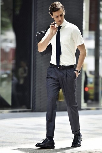 С чем носить белую рубашку с коротким рукавом мужчине лето в деловом стиле: Белая рубашка с коротким рукавом и темно-серые классические брюки — идеальный образ для светского мероприятия. Что же до обуви, можешь отдать предпочтение классике и выбрать черные кожаные туфли дерби. Такой лук гарантирует комфорт в ношении в настоящий зной.