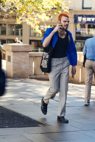 Какие майки носить с синей рубашкой с коротким рукавом мужчине: Стильное сочетание синей рубашки с коротким рукавом и майки подходит для случаев, когда комфорт превыше всего. Почему бы не привнести в этот лук на каждый день немного стильной строгости с помощью черных кожаных ботинок челси?