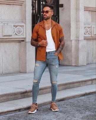 Как носить майку с зауженными джинсами в 30 лет мужчине: Если у тебя наметился суматошный день, сочетание майки и зауженных джинсов позволит составить удобный образ в повседневном стиле. Пара коричневых кроссовок свяжет лук воедино.