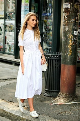 Модный лук: белая рубашка с коротким рукавом, белая пышная юбка, белые низкие кеды, белая кожаная сумка через плечо