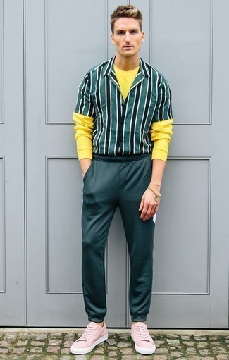 С чем носить темно-зеленую рубашку с коротким рукавом в вертикальную полоску мужчине: Если в одежде ты делаешь ставку на удобство и функциональность, темно-зеленая рубашка с коротким рукавом в вертикальную полоску и темно-зеленые спортивные штаны — отличный выбор для модного повседневного мужского образа. Любители экспериментов могут закончить ансамбль розовыми низкими кедами из плотной ткани, тем самым добавив в него чуточку изысканности.