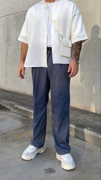 С чем носить белые кроссовки мужчине: Лук из белой рубашки с коротким рукавом и темно-синих брюк чинос позволит составить интересный мужской образ в стиле кэжуал. В тандеме с белыми кроссовками весь образ смотрится очень живо.