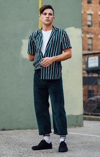 Модный лук: темно-бирюзовая рубашка с коротким рукавом в вертикальную полоску, белая футболка с круглым вырезом, темно-бирюзовые вельветовые брюки чинос, черные низкие кеды из плотной ткани