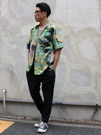 Модный лук: разноцветная рубашка с коротким рукавом с цветочным принтом, серая футболка с круглым вырезом, черные брюки чинос, черно-белые высокие кеды из плотной ткани