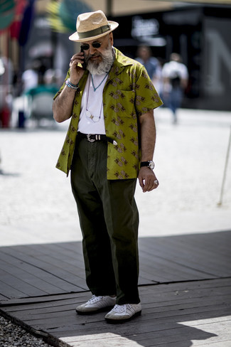 С чем носить бело-красные кожаные низкие кеды за 60 лет мужчине: Зелено-желтая рубашка с коротким рукавом с принтом и темно-зеленые брюки чинос помогут составить гармоничный и стильный лук. Что до обуви, бело-красные кожаные низкие кеды — наиболее приемлимый вариант.