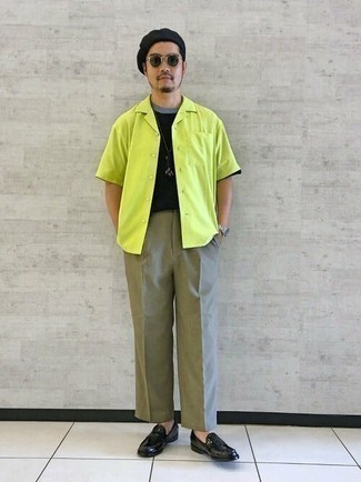 С чем носить зелено-желтую рубашку с коротким рукавом мужчине: Зелено-желтая рубашка с коротким рукавом и серые брюки чинос — отличный лук, если ты ищешь лёгкий, но в то же время модный мужской лук. Любители экспериментировать могут завершить образ черными кожаными лоферами, тем самым добавив в него чуточку строгости.