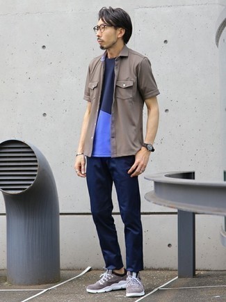 С чем носить коричневую рубашку мужчине: Коричневая рубашка в сочетании с темно-синими брюками чинос подчеркнет твою индивидуальность. Вкупе с этим ансамблем органично смотрятся коричневые кроссовки.