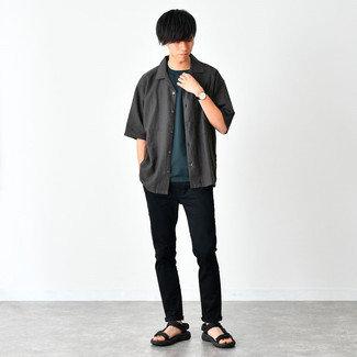 Модный лук: темно-серая рубашка с коротким рукавом, темно-синяя футболка с круглым вырезом, черные брюки чинос, черные сандалии из плотной ткани