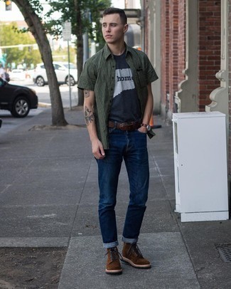 Какие джинсы носить с темно-коричневыми повседневными ботинками в 20 лет мужчине: Тандем темно-зеленой рубашки с коротким рукавом с принтом и джинсов позволит выглядеть стильно, а также подчеркнуть твою индивидуальность. Этот образ обретет свежее прочтение в сочетании с темно-коричневыми повседневными ботинками.