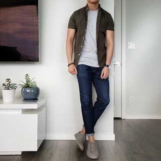 Как носить темно-синие джинсы с серыми кожаными низкими кедами в 30 лет мужчине лето: Дуэт темно-коричневой рубашки с коротким рукавом и темно-синих джинсов поможет выглядеть аккуратно, а также подчеркнуть твой индивидуальный стиль. Вкупе с этим луком великолепно будут смотреться серые кожаные низкие кеды. Не стоит забывать о такой одежде, особенно если за окном очень жарко.
