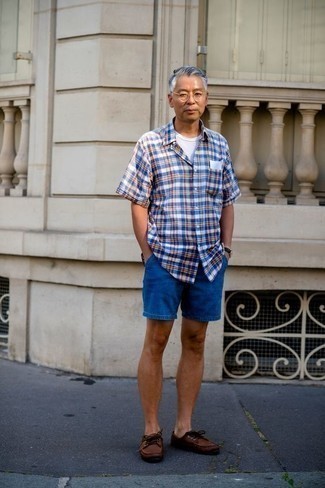 С чем носить джинсовые шорты за 40 лет мужчине лето: Лук из синей рубашки с коротким рукавом в шотландскую клетку и джинсовых шорт поможет выглядеть аккуратно, но при этом выразить твою индивидуальность. В паре с этим ансамблем выигрышно выглядят коричневые кожаные топсайдеры. В жару подобный лук — это то, что надо.