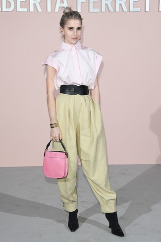 С чем носить сумочку: Розовая рубашка с коротким рукавом и сумочка — великолепная формула для воплощения приятного и функционального наряда. В паре с этим нарядом наиболее выигрышно смотрятся черные ботильоны на резинке.
