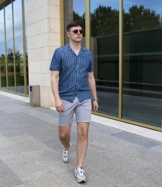 Мужская темно-сине-белая рубашка с коротким рукавом в вертикальную полоску от Prada