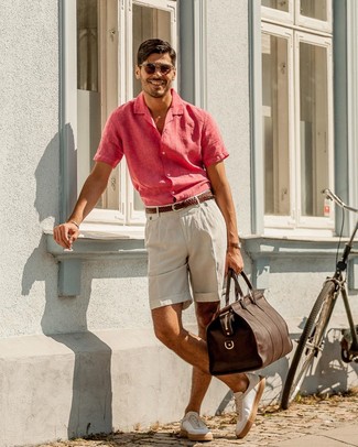 С чем носить ярко-розовую рубашку с коротким рукавом в 30 лет мужчине: Ярко-розовая рубашка с коротким рукавом и бежевые льняные шорты прочно закрепились в гардеробе многих парней, помогая создавать яркие и практичные образы. Белые кожаные низкие кеды — хороший выбор, чтобы закончить образ.