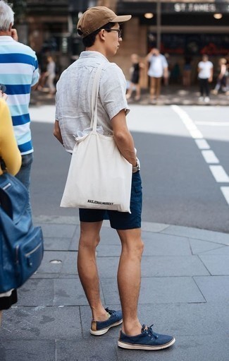 С чем носить бело-темно-синюю большую сумку из плотной ткани мужчине лето: Если ты ценишь комфорт и практичность, голубая льняная рубашка с коротким рукавом и бело-темно-синяя большая сумка из плотной ткани — великолепный вариант для модного мужского лука на каждый день. Если тебе нравится сочетать в своих луках разные стили, из обуви можешь надеть темно-синие низкие кеды из плотной ткани. Думается, это хорошее решение для солнечной погоды.
