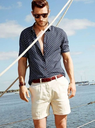 Как носить рубашку с коротким рукавом с шортами в 30 лет мужчине в стиле кэжуал: Рубашка с коротким рукавом в сочетании с шортами поможет создать модный мужской образ.