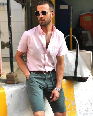 С чем носить темно-зеленые шорты в 30 лет мужчине: Розовая рубашка с коротким рукавом и темно-зеленые шорты надежно закрепились в гардеробе современных мужчин, позволяя составлять неприевшиеся и удобные образы.