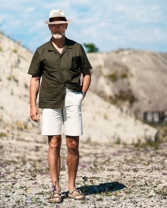 С чем носить замшевые сандалии за 50 лет мужчине в спортивном стиле: Оливковая рубашка с коротким рукавом и белые шорты — необходимые элементы в гардеробе джентльменов с хорошим вкусом в одежде. Дополни лук замшевыми сандалиями, если не хочешь, чтобы он получился слишком зализанным.