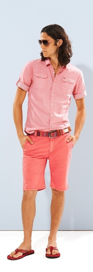 Какие рубашки с коротким рукавом носить с розовыми шортами в 30 лет мужчине лето: Если ты любишь одеваться с иголочки, чувствуя себя при этом комфортно и расслабленно, попробуй это сочетание рубашки с коротким рукавом и розовых шорт. Ты можешь легко приспособить такой лук к повседневным делам, закончив его красными сланцами. Подобный ансамбль может стать настоящим спасением, если за окном невозможная жара.
